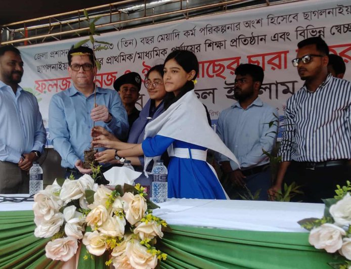 ছাগলনাইয়ায় ফলজ, বনজ ও ঔষধি গাছের চারা বিতরণ